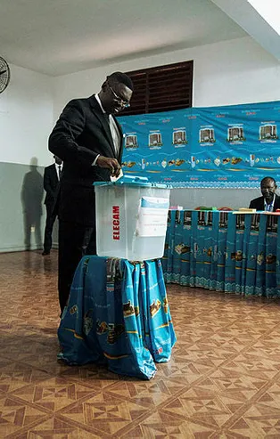 Kamerun'da halk cumhurbaşkanını seçiyor