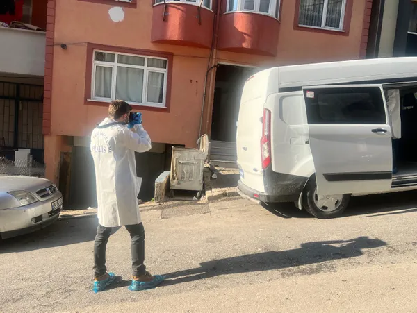 ikizlerini-odaya-kilitleyip-once-esini-vurdu-sonra-intihara-kalkisti-cocuklar-bulundugunda-titriyorlardi-1644217570654.jpg İkizlerini odaya kilitleyip önce eşini vurdu sonra intihara kalkıştı! Çocuklar bulunduğunda titriyorlardı-5