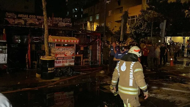 İstanbul Sultanbeyli'de bir restoranda patlama! 3 araç zarar gördü-4