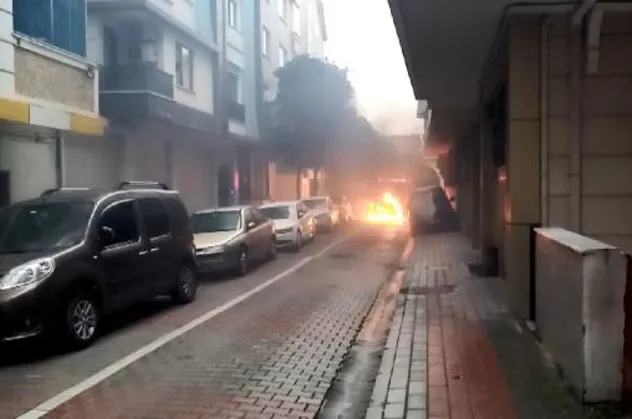 Bahçelievler'de seyir halindeki otomobil alev alev yandı