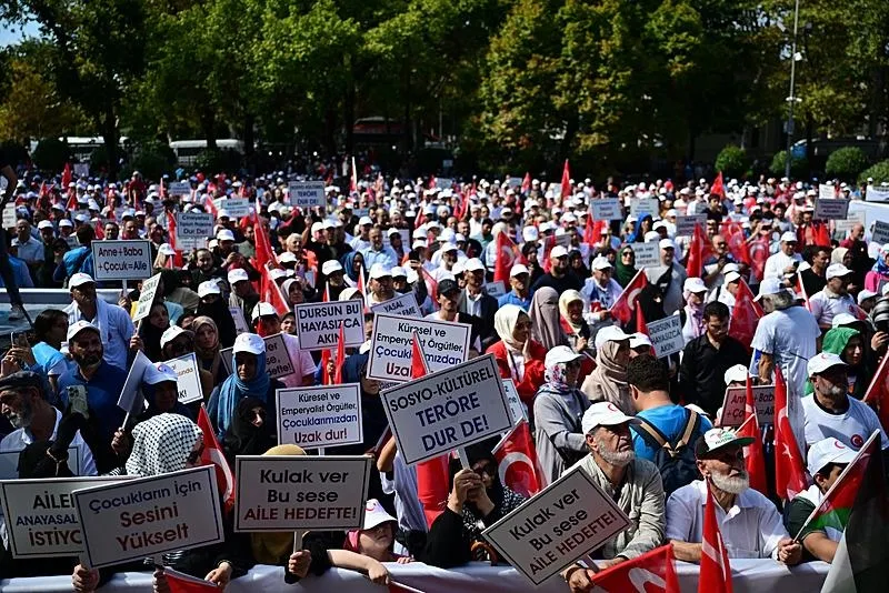 Yıkım planı LGBT'ye geçit yok (AA)