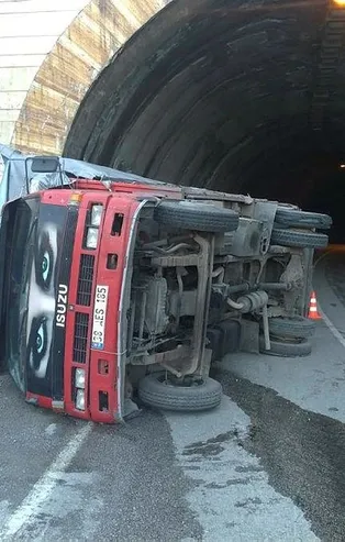 Kastamonu'da freni şişme yapan kamyon tünelde devrildi