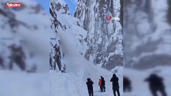 Çukurca'da çığ düşme anı kamerada