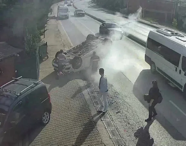 Sakarya'da korkunç kaza! Otomobile çarpıp karşı şeride uçtu: 2 yaralı-1