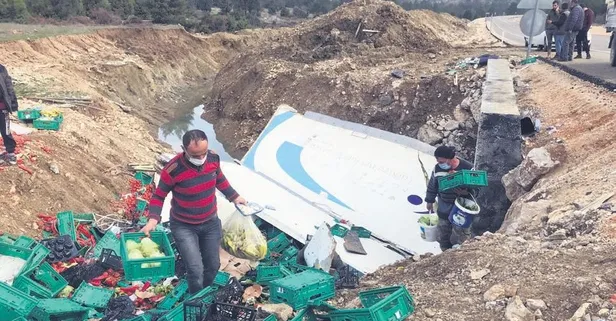 Yer: Antalya... Ölümlü kazada sebze ve meyve toplama yarışı