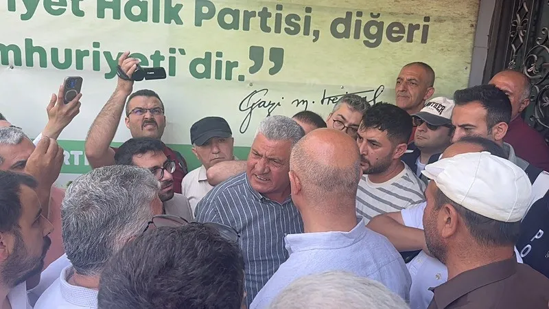 chp-malatya-il-baskanliginda-cilingirli-kriz-1782304056429.jpeg CHP Malatya İl Başkanlığı'nda "çilingirli" kriz: Eski yönetim çıkmadı yeni yönetim gece yarısı girdi-5