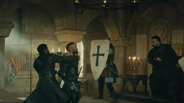 dananin-kuyrugunu-koparan-olay-kurulus-osman-33-bolum-fragmaninda-bir-cirpida-dali-budaktan-ayiriyor-1604763654091.jpg Bir çırpıda dalı budaktan ayırıyor! Kuruluş Osman 33. bölüm fragmanında dananın kuyruğunu koparan olay-2