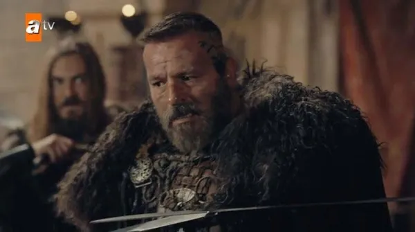 kurulus-osman-111-bolum-fragmani-yayinlandi-baban-elimde-esir-eger-gelmezsen-babani-oldu-bil-1672264895289.jpg Kuruluş Osman 111. bölüm fragmanı yayınlandı: “Baban elimde esir! Eğer gelmezsen babanı öldü bil”-5