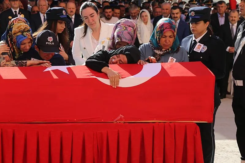 Kastamonu'da cezaevi firarisi tarafından vurularak şehit edilen Polis Memuru Ahmet Şahan, düzenlenen törenle memleketine uğurladı. Törende şehidin ailesi ve aynı saldırıda yaralanan polis memuru gözyaşlarına hakim olamadı.