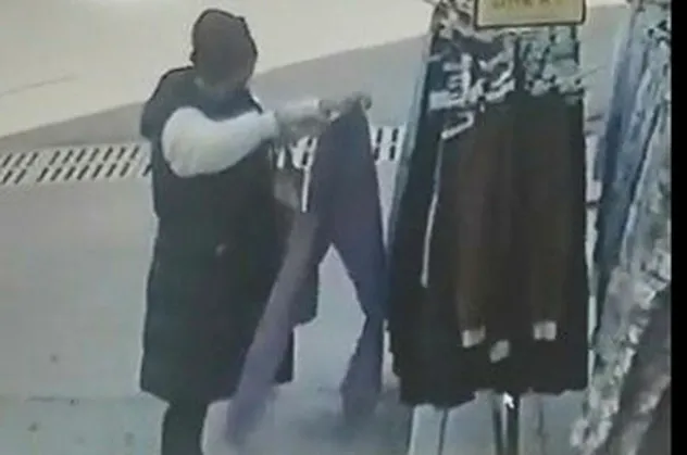 Yüzsüz hırsız! Çaldığı eşofmanla mağazanın önünden geçti! Yakayı ele verdi