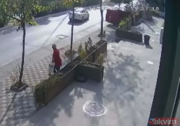 Refüjü aşıp ağaca çarptı yolda yürüyen kadın saniyelerle aracın altında kalmaktan kurtuldu! İşte o anlar - 6