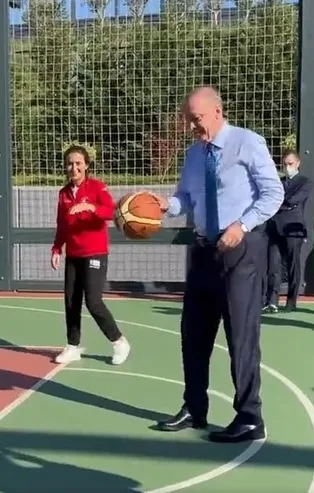 Başkan Erdoğan Ümraniye Millet Bahçesi'nde gençlerle basketbol oynadı