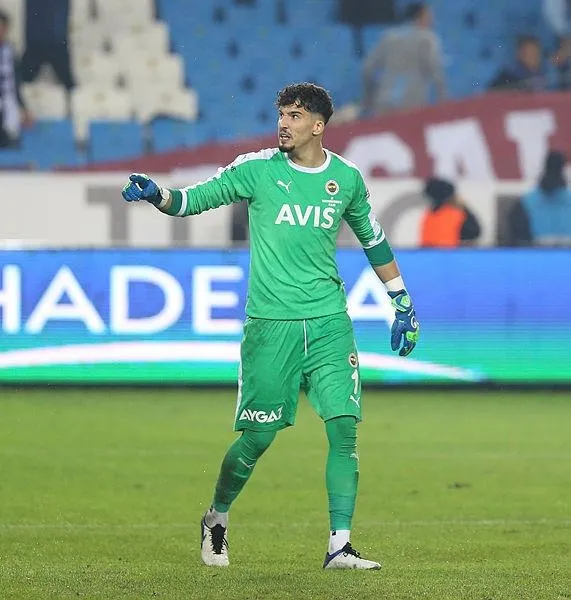 son-dakika-fenerbahcede-sok-sakatlik-altay-bayindir-gozyaslari-icinde-sahayi-terk-etti-1635615428007.jpeg Son dakika: Fenerbahçe'de şok sakatlıklar! Luiz Gustavo, Altay Bayındır ve Valencia maçı bıraktı...-3