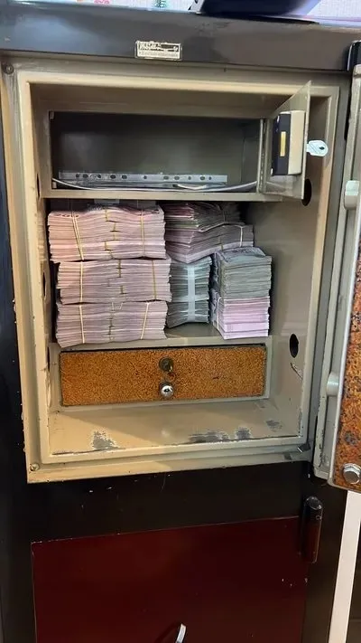 ibbye-ikinci-dalga-yolsuzluk-operasyonu-tip-merkezinden-10-bin-mermi-cikti-cok-sayida-isim-gozaltina-alindi-is-1745691286151.jpeg İBB’ye ikinci dalga yolsuzluk operasyonu! Tıp merkezinden 10 bin mermi çıktı! Çok sayıda isim gözaltına alındı! İşte tam liste-7