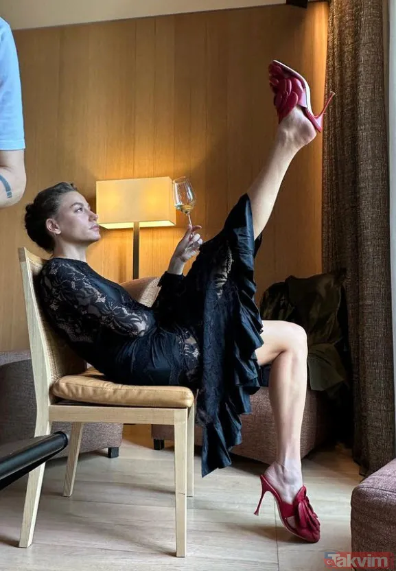 Serenay Sarıkaya kalçasına kadar dekoltesiyle semt oturuşu yaptı sosyal medya yıkıldı "Şaka mısın!" Babasının ifşası sonrası... - 2