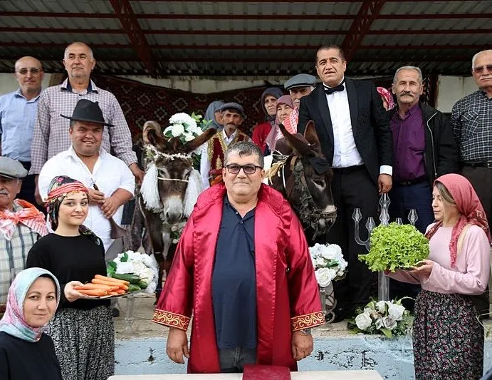 Bunu da gördük! Antalya’da eşek düğünü: Gelinlik ve damatlık giydirip balayına gönderdiler