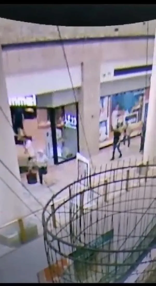 Bayrampaşa'da dehşet anları: AVM'de teröristin çantasındaki patlamanın görüntüleri ortaya çıktı-4