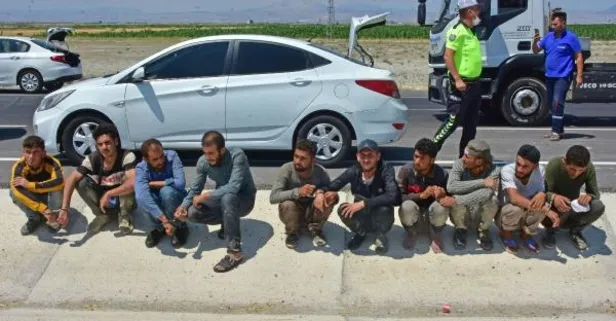Otomobilin içinden 8, bagajından da 2 kaçak göçmen çıktı! Kişi başı 100 dolar alan sürücü kaçtı