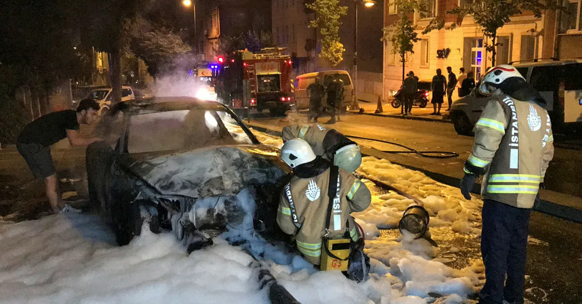 Son dakika: İstanbul Üsküdar'da gece yarısı korkutan kaza: Aydınlatma direğine çarpan otomobil alev alev yandı