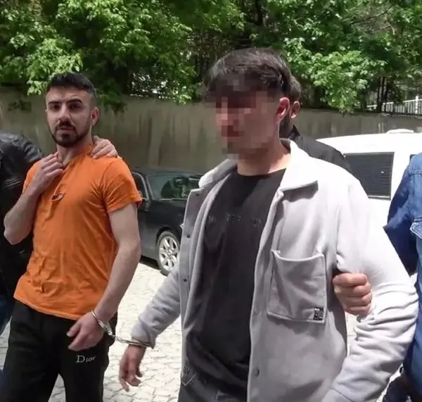 erzurumda-sokak-ortasi-cinayet-kiz-arkadaslarina-laf-atani-oldurdu-kendimi-savunmak-icin-bicagi-1687510477293.jpeg Erzurum'da sokak ortası cinayet! Kız arkadaşlarına laf atanı öldürdü: Kendimi savunmak için bıçağı...-4