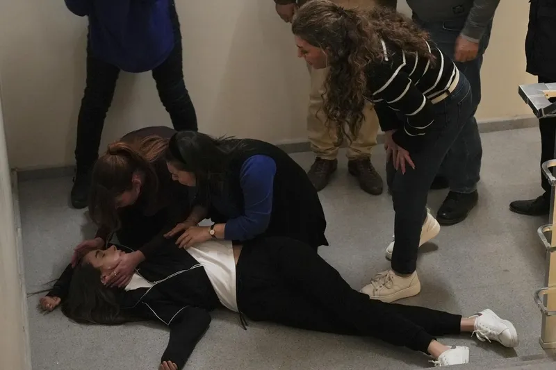 aldatmak-65-bolum-fragmani-yayinlandi-35-yillik-ask-hikayesini-fena-harcadik-1712906973254.jpg Aldatmak 65. bölüm fragmanı yayınlandı! “35 yıllık aşk hikayesini fena harcadık”-3