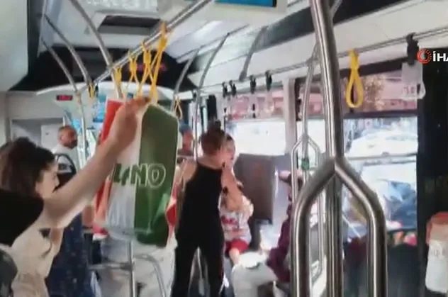 Otobüste "beyaz pantolon" kavgası! Yaşlı adam ortalığı birbirine kattı