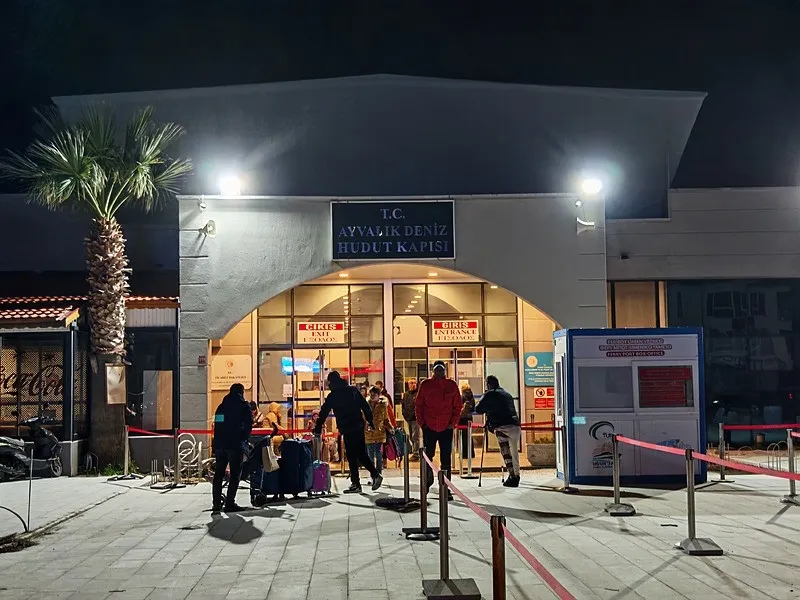 Komşuda mahsur kalan Türkler yurda döndü