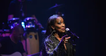 Milli Dayanışma Kampanyası’na destek veren Della Miles: Bu zor süreçte birlik olmanızı alkışlıyorum