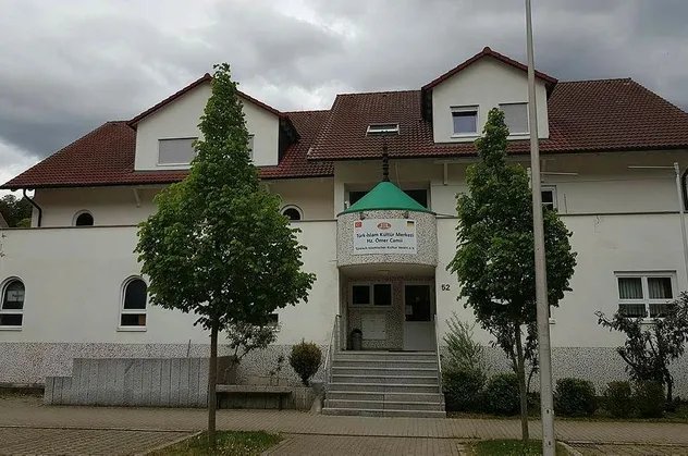 Almanya'da camiye ırkçı saldırı! İslamofobik yazılar...
