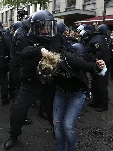 alman-polisinden-koronavirus-tedbirlerini-protesto-eden-eylemcilere-sert-mudahale-1621710537928.jpeg Alman polisinden koronavirüs tedbirlerini protesto eden eylemcilere sert müdahale!-4