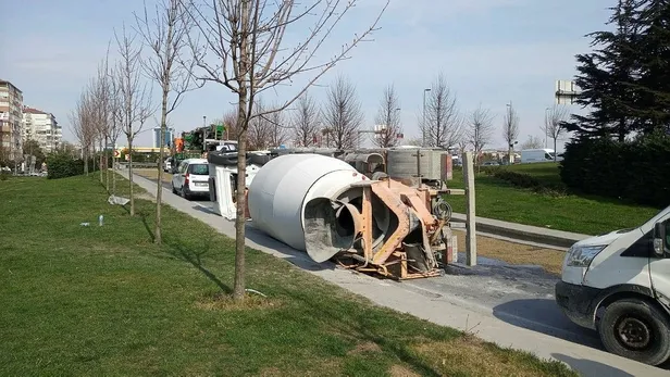 Son dakika: İstanbul'da facianın eşiğinden dönüldü! Beton mikseri yan yattı-1
