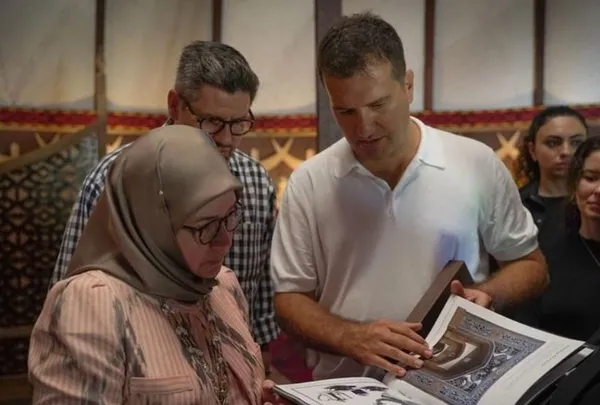 malezya-kralicesi-kurulus-osman-dizisinin-setini-ziyaret-etti-1661117186021.jpg Malezya Kraliçesi, Kuruluş Osman dizisinin setini ziyaret etti!-3