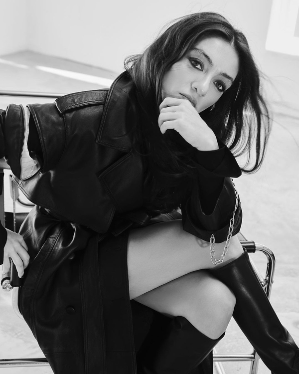 merve-dizdar-siyahlar-icinde-bacak-dekoltesi-verdi-sandalyesine-yayilip-sosyal-medyayi-salladi-masumlar-apartm-1669837750329.jpg Merve Dizdar siyahlar içinde bacak dekoltesi verdi! Sandalyesine yayılıp sosyal medyayı salladı! Masumlar Apartmanı’nın Gülben’iydi...-8