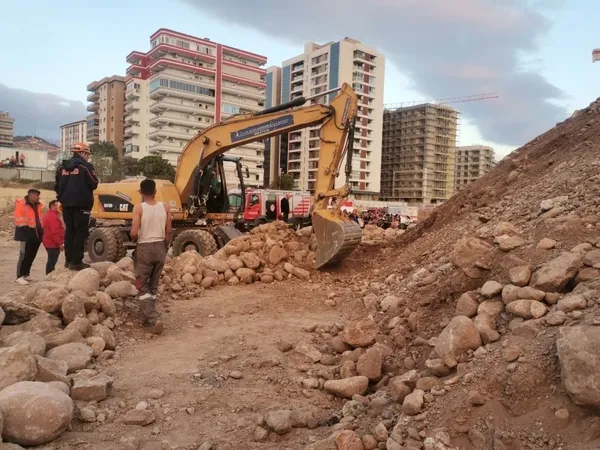 izmir-karsiyakada-bir-garip-olay-toprak-altinda-biri-kaldigini-iddia-etti-2-saatlik-arama-sonrasi-uyusturucu-e-1666090224409.jpg İzmir Karşıyaka'da bir garip olay! Toprak altında biri kaldığını iddia etti 2 saatlik arama sonrası uyuşturucu etkisinde olduğu anlaşıldı-6
