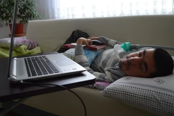 Yüzde 97 bedensel engelli Muhammet Uçur azmin gücünü gösterdi: Tek parmağıyla 3 yılda film senaryosu yazdı-5