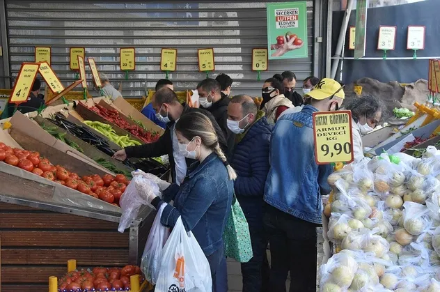 İzmir'de koronavirüs tehlikesine rağmen vatandaş marketlere akın etti