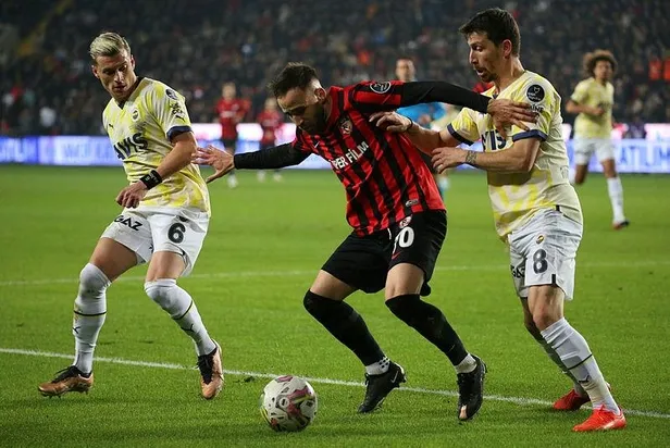 fenerbahce-uzatmalarda-guldu-gaziantep-fk-fenerbahce-1-2-mac-sonucu-1673808261622.jpeg