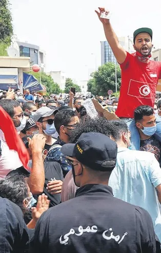 Tunus, BAE destekli darbecilerin hedefi oldu!