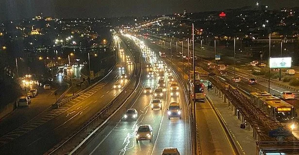 İstanbul’da okullar açıldı! Trafik çilesi başladı