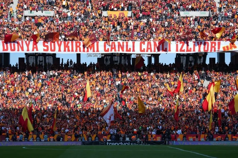 filistine-aslanlar-gibi-destek-galatasaray-taraftarindan-mac-oncesi-anlamli-pankart-dunya-soykirimi-canli-canl-1715529289586.jpeg