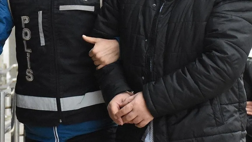 gaybubet-evlerinde-10-fetocu-enselendi-izmirde-es-zamanli-operasyon-1778163185847.jpeg Gaybubet evlerinde 10 FETÖ'cü enselendi: İzmir'de eş zamanlı operasyon-3