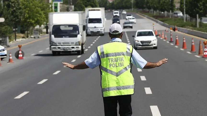 1-mayis-istanbulda-kapali-yollar-bugun-trafige-kapatilacak-yollar-ve-alternatif-guzergahlar-1777614378574.jpg M2 metro hattının Taksim, Şişhane ve Osmanbey istasyonları ile Kabataş-Taksim füniküler hattı, T3 Kadıköy-Moda tramvay hattı ve İstiklal Caddesi nostalji tramvayı seferlere kapatıldı.