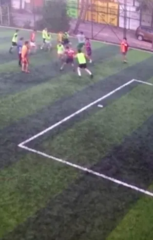 Halı sahada kaleden kaleye gol attı! Saha boks ringine döndü