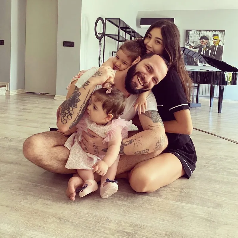 berkay-3-kez-baba-oluyor-unlu-cift-bebek-beklediklerini-boyle-duyurdu-1772863615913.jpg Berkay 3. kez baba oluyor! Ünlü çift bebek beklediklerini böyle duyurdu-4