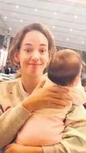 Oyuncu Seda Bakan kızı Leyla'yı yanından ayırmıyor