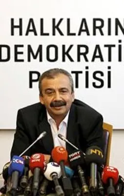 HDP'li Sırrı Süreyya serbest bırakıldı