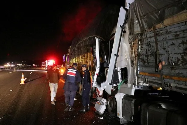 temde-kaza-kamyona-carpan-tirin-surucusu-aracta-sikisti-1634683149584.jpeg TEM'de kaza: Kamyona çarpan TIR'ın sürücüsü araçta sıkıştı-2