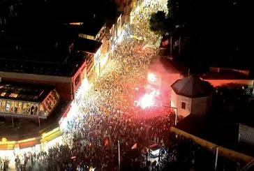 Galatasaray taraftarları sokaklara akın etti: Şampiyonluk kutlamalarında renkli anlar