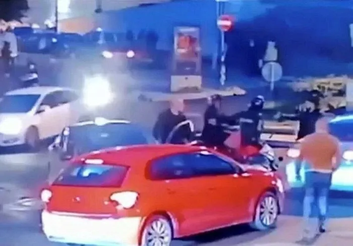 besiktasta-trafik-kavgasi-taksiciye-silah-cekti-basina-dogrulttu-1701766908285.jpeg Beşiktaş'ta trafik kavgası: Taksiciye silah çekti başına doğrulttu-3