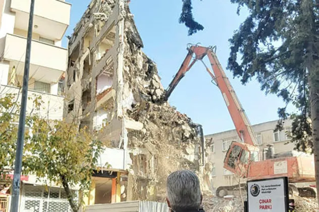 Kartal'da hareketli anlar! 10 katlı bina yıkıldı